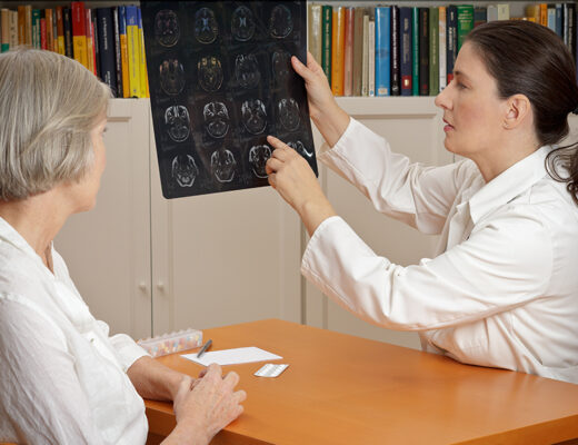 Lekarz tłumaczy pacjentce rodzaje udarów mózgu